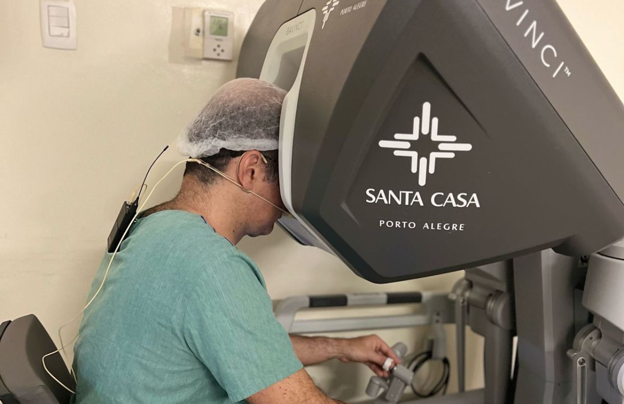 Dr. Ramon Mendes realiza cirurgia robótica ao vivo no 8º Simpósio Internacional de Videocirurgia Avançada e Robótica da Santa Casa de Porto Alegre Dr. Ramon Mendes realiza cirurgia robótica ao vivo no 8º Simpósio Internacional de Videocirurgia Avançada e Robótica da Santa Casa de Porto Alegre
